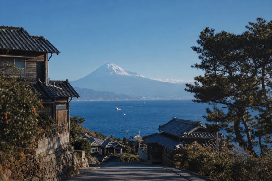 海沿いの街道から富士山を望む、東海道の風景